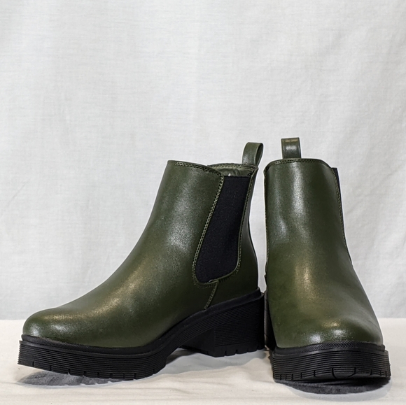 NEW Amazon Essentials Womens Combat Chelsea Boot Sz 9 Olive green slip-on - Picture 2 of 4